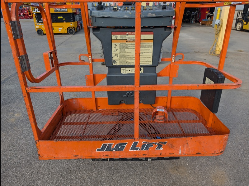 2016 JLG E450AJ