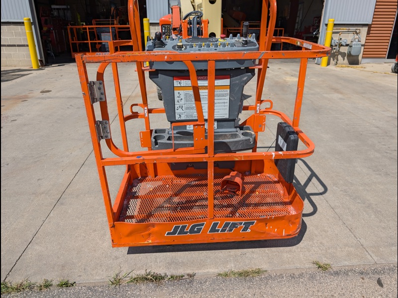 2017 JLG E400AJPN