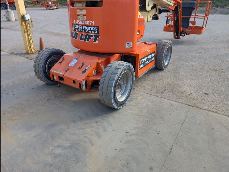 2016 JLG E450AJ